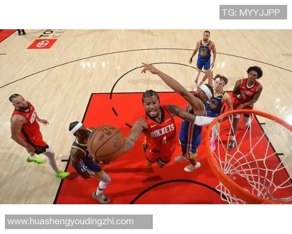 火箭队在激战中以132比127险胜勇士队展现强大团队合作与进攻火力 火箭队在激战中以132比127险胜勇士队展现强大团队合作与进攻火力